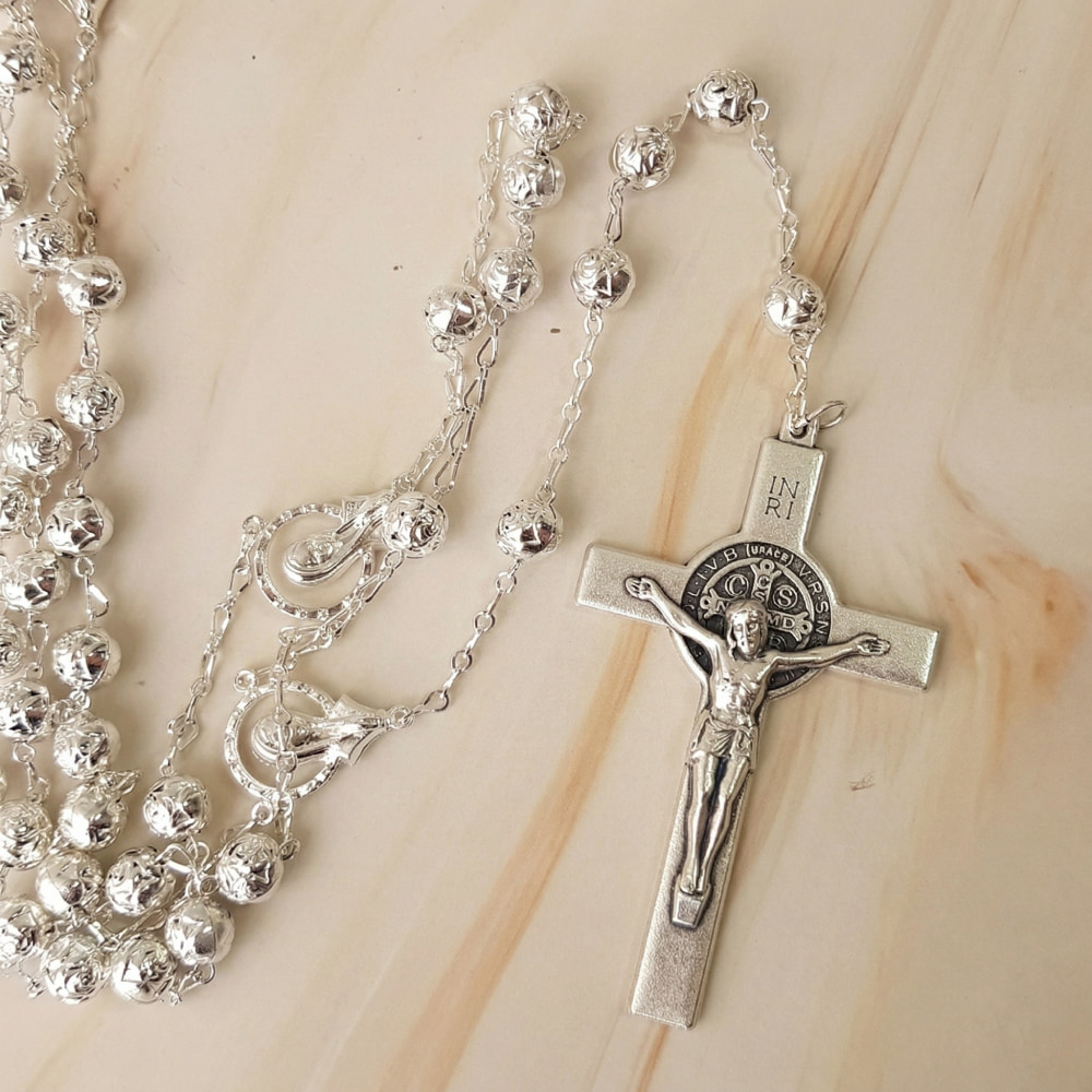 Lazo Rose Silver con cruz italiana de San Benito